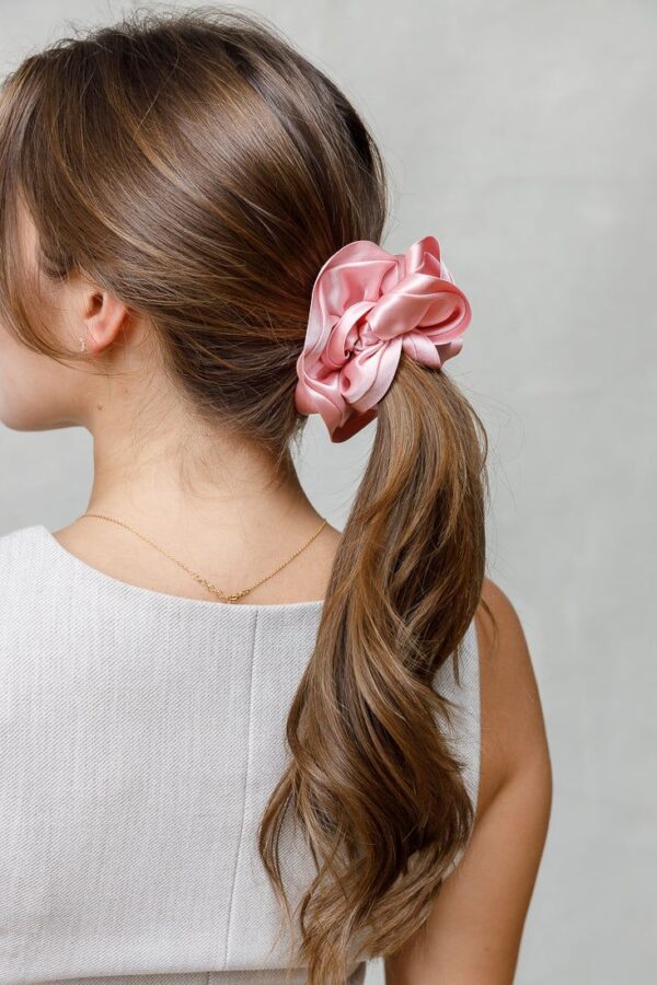 Kit 100 Xuxinhas de Cetim Scrunchie Tons de Rosa - Imagem 3